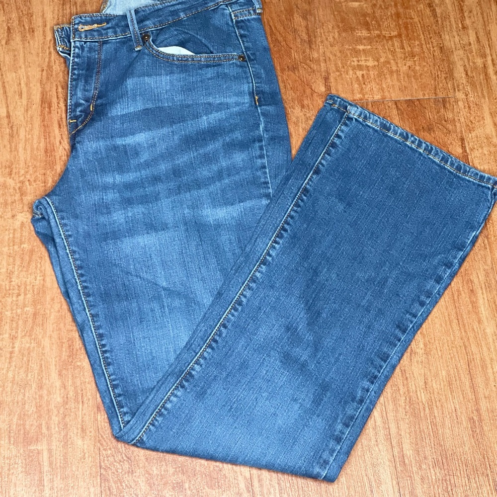 Pre-Treasured: Women’s Jeans Classic Rise
Color: Blue
Size: 12/31